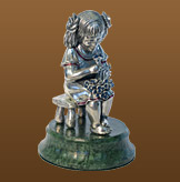 Скульптура Девочка с букетом